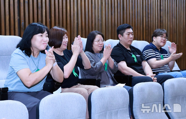 [서울=뉴시스] 김금보 기자 = 오송 지하차도 참사 유가족들이 27일 오후 서울 여의도 국회에서 열린 제428회국회(임시회) 제3차 본회의에서 오송 지하차도 참사 진상규명과 재발방지 대책마련을 위한 국정조사계획서 승인의 건이 통과되자 기뻐하고 있다. 2025.08.27. kgb@newsis.com