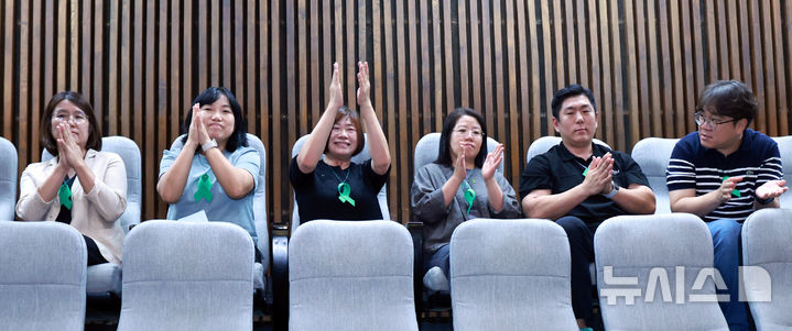 [서울=뉴시스] 김금보 기자 = 오송 지하차도 참사 유가족들이 27일 오후 서울 여의도 국회에서 열린 제428회국회(임시회) 제3차 본회의에서 오송 지하차도 참사 진상규명과 재발방지 대책마련을 위한 국정조사계획서 승인의 건이 통과되자 기뻐하고 있다. 2025.08.27. kgb@newsis.com