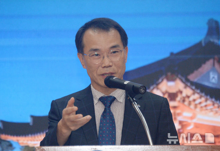 [전주=뉴시스] 김얼 기자 = 장무훈 한국산업기술진흥협회 이사가 27일 전북 전주시 전북대학교 인터네셔널센터 동행홀에서 열린 '국방, 방위산업분야 상호교류에 관한 업무협약 및 전북대학교 계약정원제 3자협약식'에 참석해 인사말을 하고 있다. 2025.08.27. pmkeul@newsis.com