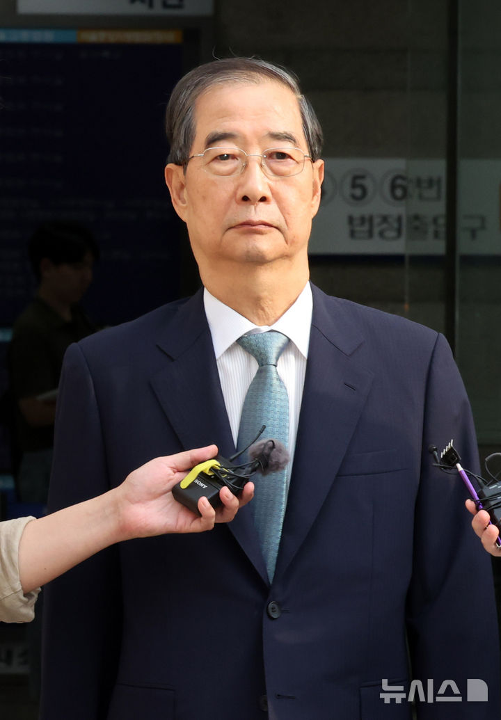 [서울=뉴시스] 배훈식 기자 = 한덕수 전 국무총리가 27일 오후 서울 서초구 서울중앙지방법원에서 열린 구속 전 피의자 심문(영장실질심사)을 마친 뒤 호송차량으로 향하며 취재진의 질문에 입을 굳게 다물고 있다. 한 전 총리는 내란 우두머리 방조, 위증, 허위공문서 작성 등 6개 혐의를 받고 있다. 2025.08.27. dahora83@newsis.com