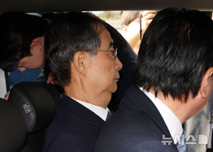 [서울=뉴시스] 배훈식 기자 = 한덕수 전 국무총리가 27일 오후 서울 서초구 서울중앙지방법원에서 열린 구속 전 피의자 심문(영장실질심사)을 마친 뒤 호송차량에 타고 있다. 한 전 총리는 내란 우두머리 방조, 위증, 허위공문서 작성 등 6개 혐의를 받고 있다. 2025.08.27. dahora83@newsis.com