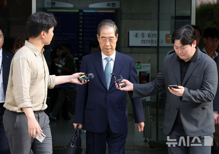[서울=뉴시스] 배훈식 기자 = 한덕수 전 국무총리가 27일 오후 서울 서초구 서울중앙지방법원에서 열린 구속 전 피의자 심문(영장실질심사)을 마친 뒤 호송차량으로 향하며 취재진의 질문에 입을 굳게 다물고 있다. 한 전 총리는 내란 우두머리 방조, 위증, 허위공문서 작성 등 6개 혐의를 받고 있다. 2025.08.27. dahora83@newsis.com