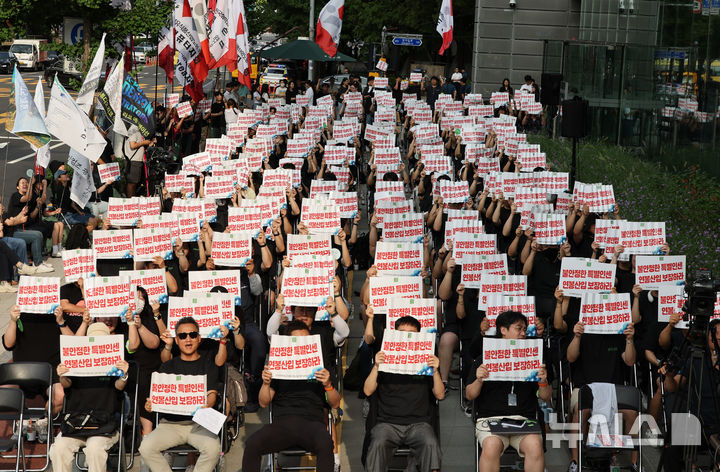 [성남=뉴시스] 황준선 기자 = 네이버와 네이버 손자회사 6개 법인(그린웹서비스, 스튜디오리코, 엔아이티서비스, 엔테크서비스, 인컴즈, 컴파트너스) 노동조합원들이 27일 오후 경기 성남시 분당구 네이버 본사 앞에서 2025년 임금협상 및 단체교섭, 복지 개선 촉구 집회를 하고 있다. 2025.08.27. hwang@newsis.com
