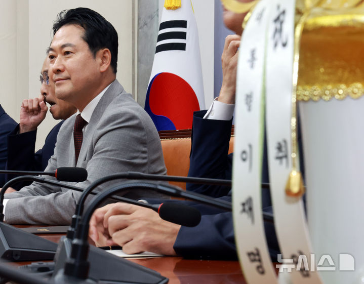 [서울=뉴시스] 김금보 기자 = 장동혁 국민의힘 대표가 27일 서울 여의도 국회에서 취임 축하 예방을 온 우상호 정무수석과 회의장에 앉아 있다. 회의장에 이재명 대통령이 우 수석을 통해 보낸 취임 축하난이 놓여 있다. 2025.08.27. kgb@newsis.com