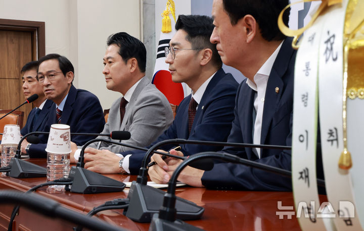 [서울=뉴시스] 김금보 기자 = 장동혁 국민의힘 대표가 27일 서울 여의도 국회에서 취임 축하 예방을 온 우상호 정무수석과 회의장에 앉아 있다. 회의장에 이재명 대통령이 우 수석을 통해 보낸 취임 축하난이 놓여 있다. 2025.08.27. kgb@newsis.com