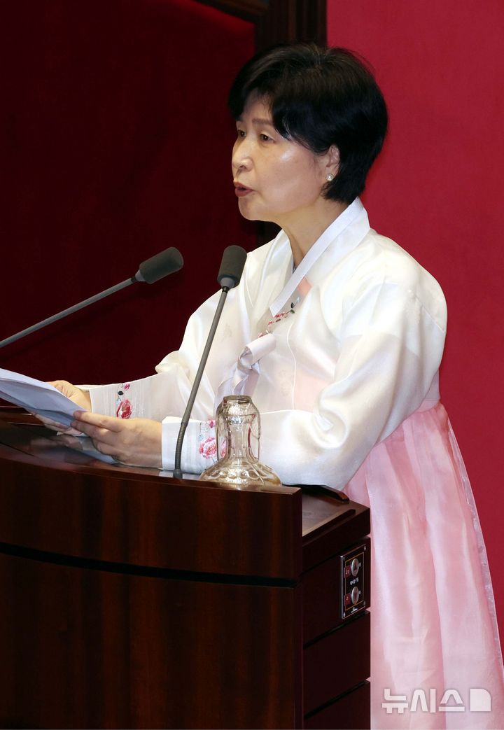 [서울=뉴시스] 조성봉 기자 = 백혜련 더불어민주당 의원이 27일 오후 서울 여의도 국회에서 열린 제428회국회(임시회) 제3차 본회의에서 한복을 입고 자유발언하고 있다.2025.08.27. suncho21@newsis.com