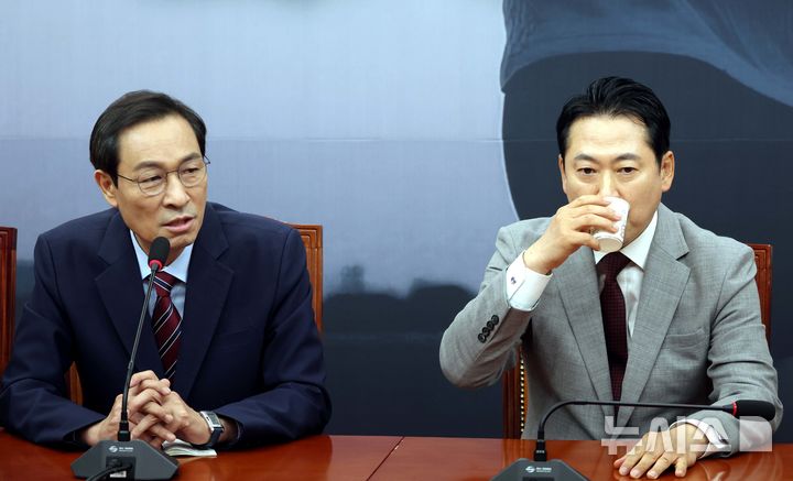 [서울=뉴시스] 조성봉 기자 = 장동혁 국민의힘 대표가 27일 서울 여의도 국회에서 우상호 대통령비서실 정무수석을 접견하고 물을 마시고 있다. 2025.08.27. suncho21@newsis.com
