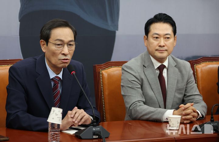 [서울=뉴시스] 조성봉 기자 = 우상호 대통령비서실 정무수석이 27일 서울 여의도 국회에서 장동혁 국민의힘 대표를 예방하고 발언을 하고 있다.&nbsp; 2025.08.27. suncho21@newsis.com