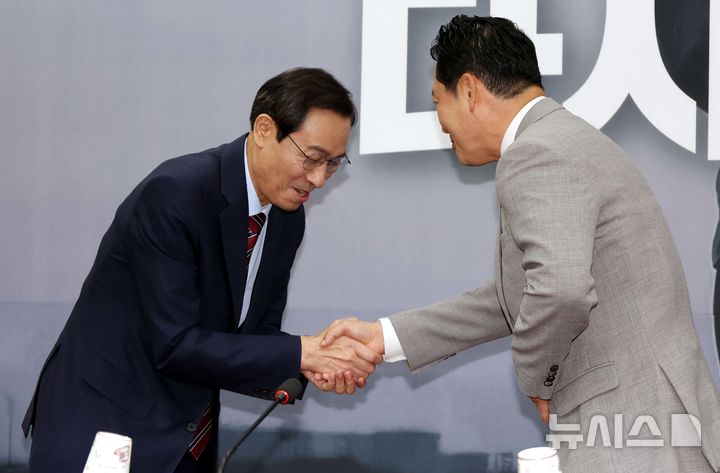 [서울=뉴시스] 조성봉 기자 = 장동혁 국민의힘 대표가 27일 오후 서울 여의도 국회에서 우상호 대통령비서실 정무수석과 악수하고 있다. 2025.08.27. suncho21@newsis.com