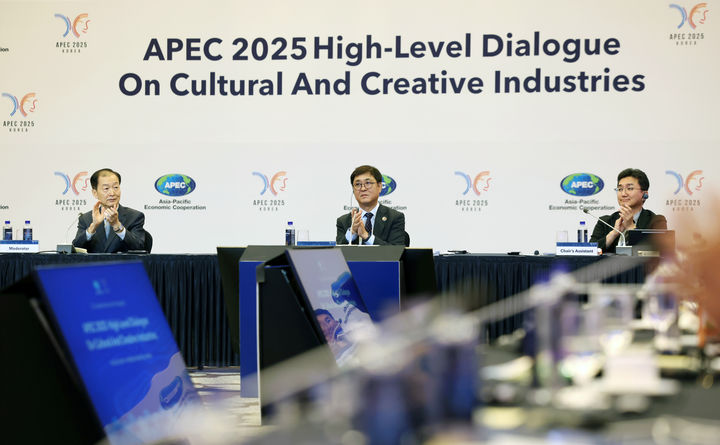 [서울=뉴시스] 조성우 기자 = 최휘영(가운데) 문화체육관광부 장관이 27일 경북 경주 힐튼호텔에서 열린 APEC 문화산업고위급대화 본회의에서 박수치고 있다. (사진=문화체육관광부 제공) 2025.08.27. photo@newsis.com *재판매 및 DB 금지