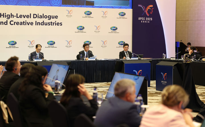 [서울=뉴시스] 조성우 기자 = 최휘영 문화체육관광부 장관이 27일 경북 경주 힐튼호텔에서 열린 APEC 문화산업고위급대화 본회의를 진행하고 있다. (사진=문화체육관광부 제공) 2025.08.27. photo@newsis.com *재판매 및 DB 금지