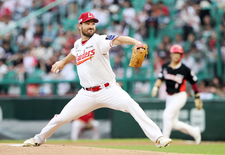 [서울=뉴시스] 조성우 기자 = 프로야구 SSG 랜더스의 외국인 에이스 드류 앤더슨이 27일 인천 SSG랜더스필드에서 벌어진 2025 신한 쏠뱅크 KBO리그 KIA 타이거즈와의 경기에 선발 등판해 1회에만 삼진 2개를 잡았다. 139이닝 만에 200탈삼진 고지를 밟은 앤더슨은 역대 단일 시즌 최소 이닝 달성 기록을 세웠다. 사진은 이날 경기에서 역투하는 앤더슨. (사진=SSG랜더스 제공) 2025.08.27. photo@newsis.com *재판매 및 DB 금지