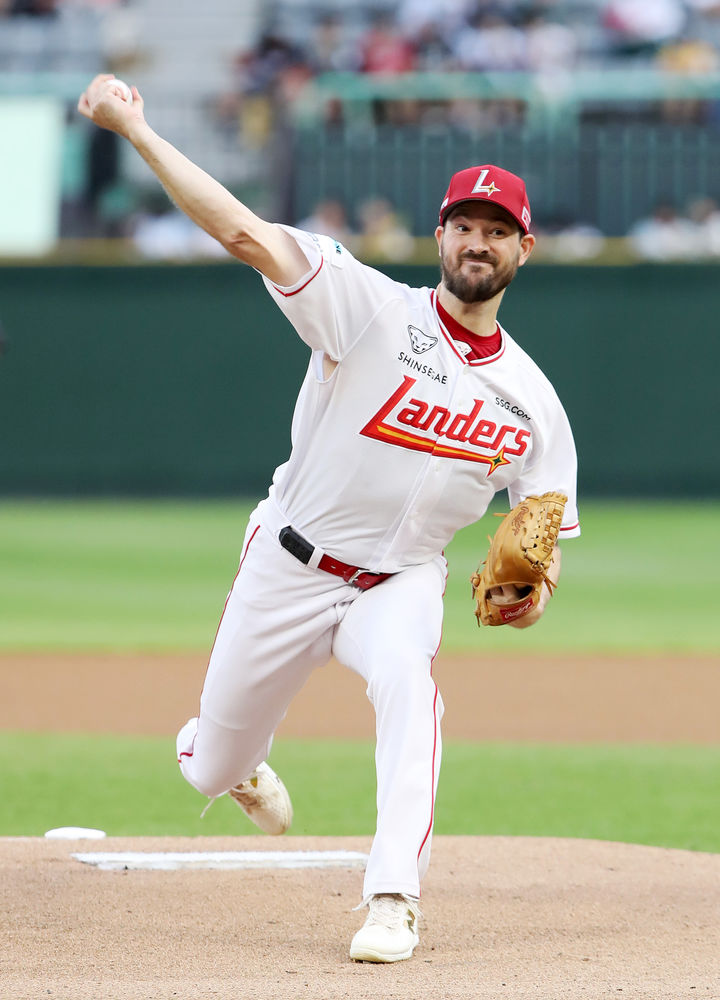 [서울=뉴시스] 조성우 기자 = 프로야구 SSG 랜더스의 외국인 에이스 드류 앤더슨이 올 시즌 두 번째로 단일 시즌 200탈삼진을 돌파했다. 앤더슨은 27일 인천 SSG랜더스필드에서 벌어진 2025 신한 쏠뱅크 KBO리그 KIA 타이거즈와의 경기에 선발 등판해 1회에만 삼진 2개를 잡았다. 2025.08.27. photo@newsis.com *재판매 및 DB 금지