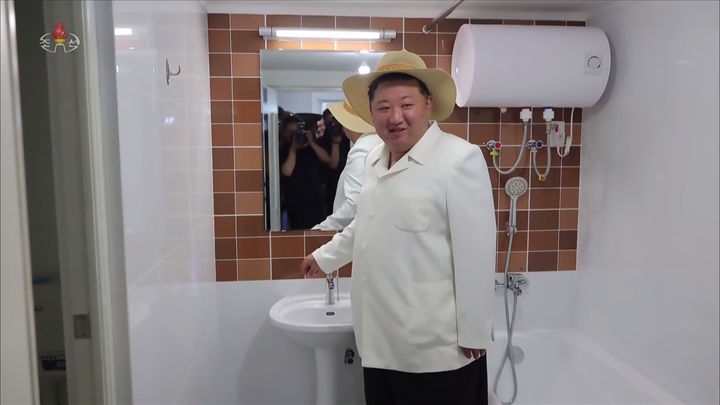 [서울=뉴시스] 김정은 북한 국무위원장이 지난 26일 완공된 함경남도 낙원군 바닷가양식사업소와 어촌문화주택지구를 방문했다고 조선중앙TV가 27일 보도했다. (사진-조선중앙TV 캡쳐) 2025.08.27. photo@newsis.com *재판매 및 DB 금지