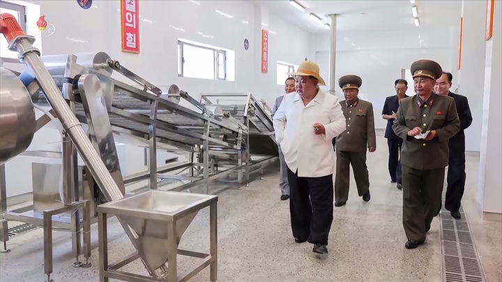 [서울=뉴시스] 김정은 북한 국무위원장이 지난 26일 완공된 함경남도 낙원군 바닷가양식사업소와 어촌문화주택지구를 방문했다고 조선중앙TV가 27일 보도했다. (사진-조선중앙TV 캡쳐) 2025.08.31. photo@newsis.com *재판매 및 DB 금지