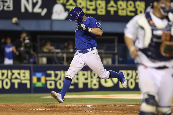 [서울=뉴시스] 조성우 기자 = 프로야구 삼성 라이온즈의 포수 강민호가 KBO리그 역대 최고령 1000득점 기록을 달성했다. 27일 서울 송파구 잠실야구장에서 열린 KBO리그 삼성 라이온즈와 두산 베어스의 경기에서 강민호가 5회 홈을 밟고 있다. 이날 40세 9일인 강민호는 역대 최고령으로 1000득점 고지를 밟았다. 종전 기록은 2008년 이종범(당시 KIA 타이거즈)이 세운 38세 9개월21일이다. (사진=삼성 라이온즈 제공) 2025.08.27. photo@newsis.com *재판매 및 DB 금지