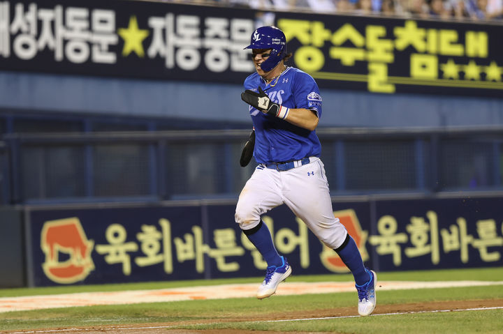 [서울=뉴시스] 조성우 기자 = 프로야구 삼성 라이온즈의 포수 강민호가 KBO리그 역대 최고령 1000득점 기록을 달성했다. 27일 서울 송파구 잠실야구장에서 열린 KBO리그 삼성 라이온즈와 두산 베어스의 경기에서 강민호가 5회 홈으로 쇄도하고 있다. 이날 40세 9일인 강민호는 역대 최고령으로 1000득점 고지를 밟았다. 종전 기록은 2008년 이종범(당시 KIA 타이거즈)이 세운 38세 9개월21일이다. (사진=삼성 라이온즈 제공) 2025.08.27. photo@newsis.com *재판매 및 DB 금지