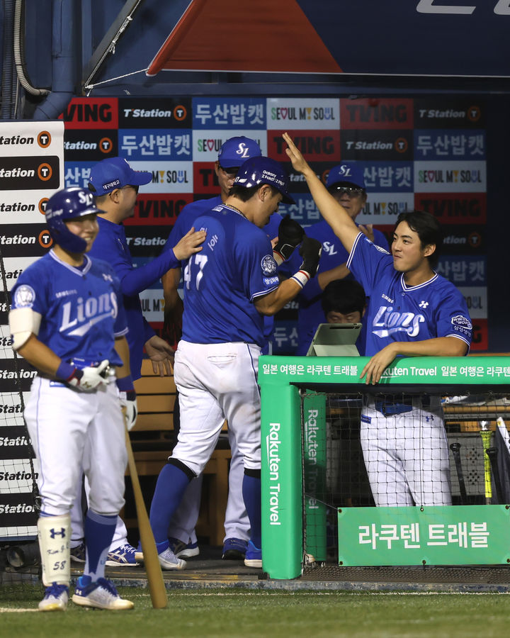 [서울=뉴시스] 조성우 기자 = 프로야구 삼성 라이온즈의 포수 강민호가 KBO리그 역대 최고령 1000득점 기록을 달성했다. 27일 서울 송파구 잠실야구장에서 열린 KBO리그 삼성 라이온즈와 두산 베어스의 경기에서 강민호가 5회 홈을 밟은 뒤 동료들의 환영을 받고 있다. 이날 40세 9일인 강민호는 역대 최고령으로 1000득점 고지를 밟았다. 종전 기록은 2008년 이종범(당시 KIA 타이거즈)이 세운 38세 9개월21일이다. (사진=삼성 라이온즈 제공) 2025.08.27. photo@newsis.com *재판매 및 DB 금지
