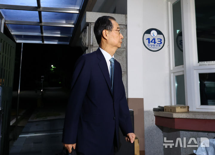 [의왕=뉴시스] 황준선 기자 = 12·3 비상계엄 관련 내란 행위 방조 혐의 등을 받는 한덕수 전 국무총리가 27일 경기 의왕시 서울구치소에서 구속 전 피의자 심문(영장실질심사)이 기각되자 구치소를 나서고 있다. 2025.08.27. hwang@newsis.com