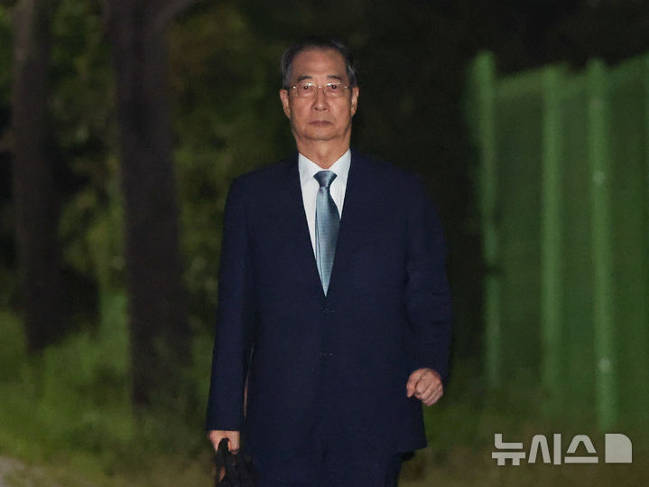 [의왕=뉴시스] 황준선 기자 = 12·3 비상계엄 관련 내란 행위 방조 혐의 등을 받는 한덕수 전 국무총리가 27일 경기 의왕시 서울구치소에서 구속 전 피의자 심문(영장실질심사)이 기각되자 구치소를 나서고 있다. 2025.08.27. hwang@newsis.com