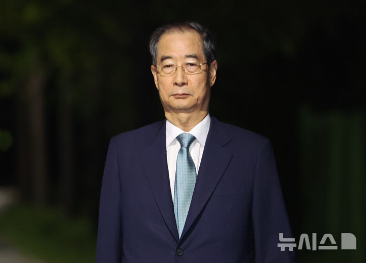 [의왕=뉴시스] 황준선 기자 = 12·3 비상계엄 관련 내란 행위 방조 혐의 등을 받는 한덕수 전 국무총리가 27일 경기 의왕시 서울구치소에서 구속 전 피의자 심문(영장실질심사)이 기각되자 구치소를 나서고 있다. 2025.08.27. hwang@newsis.com