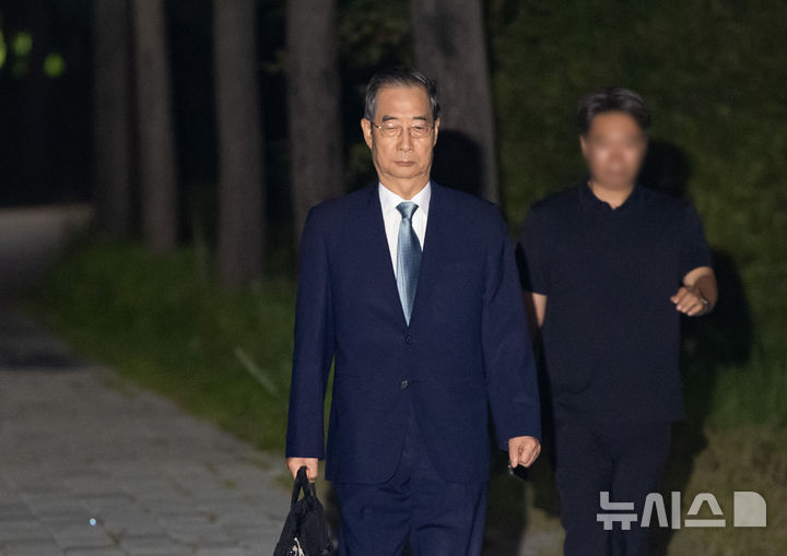 [의왕=뉴시스] 황준선 기자 = 12·3 비상계엄 관련 내란 행위 방조 혐의 등을 받는 한덕수 전 국무총리가 27일 경기 의왕시 서울구치소에서 구속 전 피의자 심문(영장실질심사)이 기각되자 구치소를 나서고 있다. 2025.08.27. hwang@newsis.com