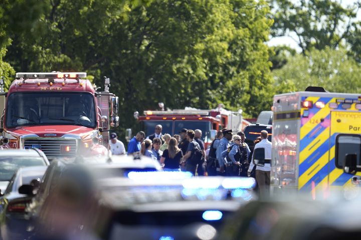 [미니애폴리스=AP/뉴시스] 27일(현지 시간) 미국 미네소타주 미니애폴리스 가톨릭 학교에서 총기 난사 사건이 발생해 어린이 2명이 숨지고 17명이 다쳤다. 사진은 학교 밖에 모여 있는 수사관들. 2025.08.28.
