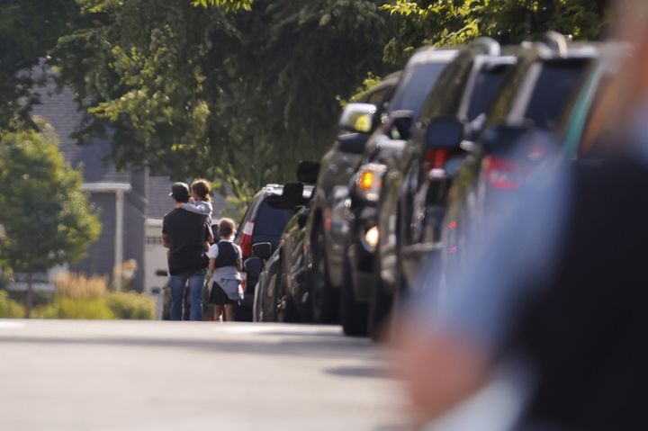 [미니애폴리스=AP/뉴시스] 27일(현지 시간) 미국 미네소타주 미니애폴리스 가톨릭 학교에서 총기 난사 사건이 발생해 어린이 2명이 숨지고 17명이 다쳤다. 한 주민이 아이들과 이동하고 있다. 2025.08.28.