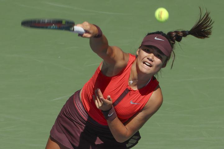 [뉴욕=AP/뉴시스] 에마 라두카누(36위·영국)가 27일(현지 시간) 미국 뉴욕의 빌리진킹 내셔널 테니스 센터에서 열린 US 오픈 여자 단식 2회전에서 재니스 첸(149위·인도네시아)과 경기하고 있다. 라두카누가 2-0(6-2 6-1)로 승리하고 3회전에 올랐다. 2025.08.28. 