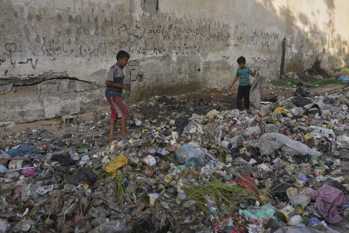 [가자시티=AP/뉴시스] 27일(현지 시간) 가자지구 가자시티에서 팔레스타인 어린이들이 음식을 조리할 때 불 피울 플라스틱을 찾으려 쓰레기 더미를 뒤지고 있다. 이스라엘군은 가자시티 점령 작전에 앞서 외곽에서 공격을 강화하고 있다. 2025.08.28.