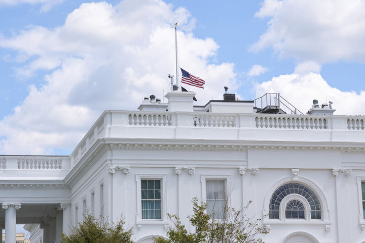 [워싱턴=AP/뉴시스] 27일(현지 시간) 미국 워싱턴 백악관에 미니애폴리스 총격 사건을 애도하는 조기가 게양돼 있다. 2025.08.28.