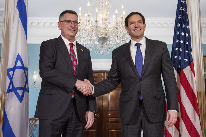[워싱턴=AP/뉴시스] 마코 루비오(오른쪽) 미국 국무장관이 8월 27일(현지 시간) 워싱턴 국무부에서 기드온 사르 이스라엘 외무장관과 악수하고 있다. 2025.11.17.