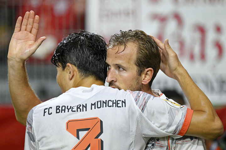 [비스바덴=AP/뉴시스] 바이에른 뮌헨의 김민재(왼쪽)가 27일(현지 시간) 독일 비스바덴의 브리타 아레나에서 열린 2025-26 독일축구협회(DFB) 포칼(독일컵) 1라운드 베헨 비스바덴(3부 리그)과의 경기 후반 추가 시간 결승 골을 넣은 해리 케인을 축하하고 있다. 뮌헨이 3-2로 힘겹게 승리했다. 2025.08.28.