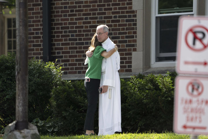 [미니애폴리스=AP/뉴시스] 27일(현지 시간) 총격 사건이 발생한 미국 미네소타 미니애폴리스 수태고지 성당에서 성직자와 신도가 희생자를 애도하며 위로하고 있다. 2025.08.28.