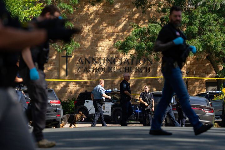 [미니애폴리스=AP/뉴시스] 27일(현지 시간) 총격 사건이 발생한 미국 미네소타 미니애폴리스 수태고지 성당에서 경찰들이 현장을 정리하고 있다. 2025.08.28.
