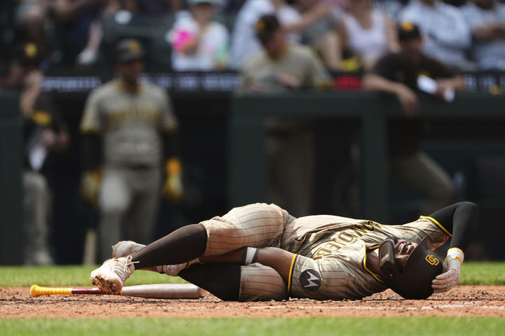 [시애틀=AP/뉴시스] 샌디에이고 파드리스의 잰더 보가츠가 28일(한국시간) 미국 워싱턴주 시애틀의 T모바일 파크에서 벌어진 2025 메이저리그(MLB) 시애틀 매리너스와의 경기에서 8회초 자신의 파울 타구에 맞은 후 고통을 호소하고 있다. 2025.08.28