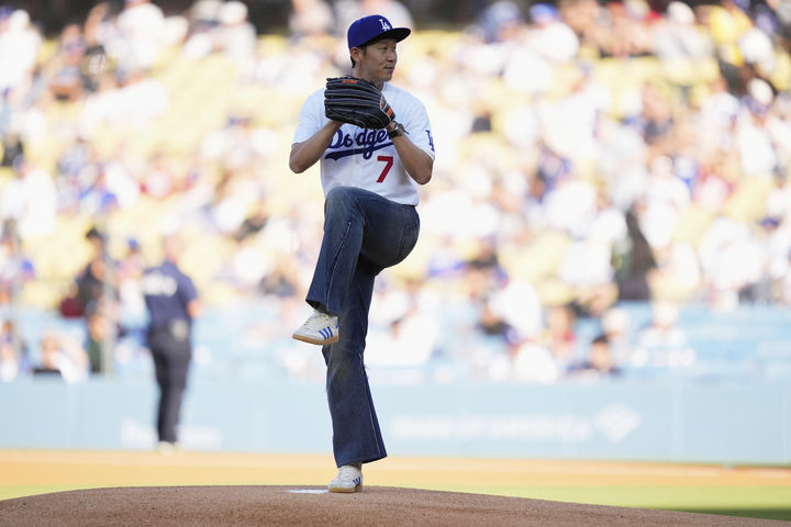 [로스앤젤레스=AP/뉴시스] 미국 메이저리그사커(MLS) 로스앤젤레스(LA) FC의 손흥민이 27일(현지 시간) 캘리포니아주 로스앤젤레스의 다저 스타디움에서 열리는 2025 메이저리그 LA 다저스와 신시내티 레즈의 경기에 앞서 시구하고 있다. 2025.08.28.