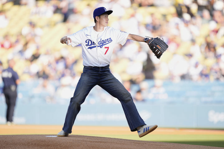 [로스앤젤레스=AP/뉴시스] 미국 메이저리그사커(MLS) 로스앤젤레스(LA) FC의 손흥민이 27일(현지 시간) 캘리포니아주 로스앤젤레스의 다저 스타디움에서 열리는 2025 메이저리그 LA 다저스와 신시내티 레즈의 경기에 앞서 시구하고 있다. 2025.08.28.