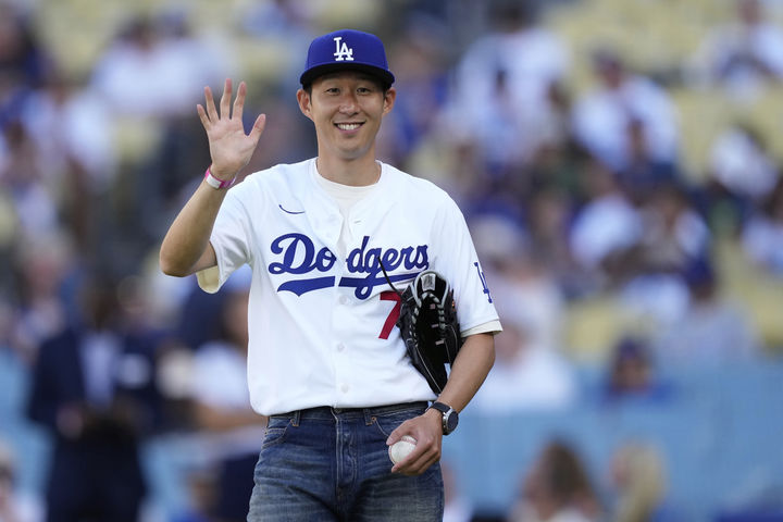 [로스앤젤레스=AP/뉴시스] 미국 메이저리그사커(MLS) 로스앤젤레스(LA) FC의 손흥민이 27일(현지 시간) 캘리포니아주 로스앤젤레스의 다저 스타디움에서 열리는 2025 메이저리그 LA 다저스와 신시내티 레즈의 경기에서 시구하기 전 인사하고 있다. 2025.08.28.