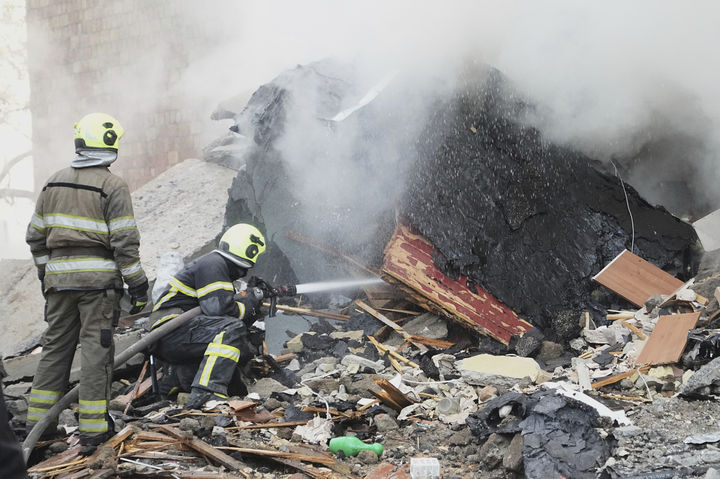 [키이우=AP/뉴시스] 28일(현지 시간) 우크라이나 키이우에서 소방관들이 러시아의 공습으로 발생한 건물 화재를 진화하고 있다. 2025.08.28.