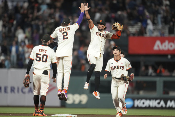 [캘리포니아=AP/뉴시스]메이저리그(MLB) 샌프란시스코 자이언츠의 이정후가 27일(현 시간) 미국 켈리포니아주 샌프란시스코의 오라클 파크에서 벌어진 2025 메이저리그(MLB) 시카고 컵스와의 경기에 7번 타자 중견수로 선발 출전해 14-1 승리를 거둔 뒤 기뻐하는 동료들을 바라보고 있다. 2025.08.28.