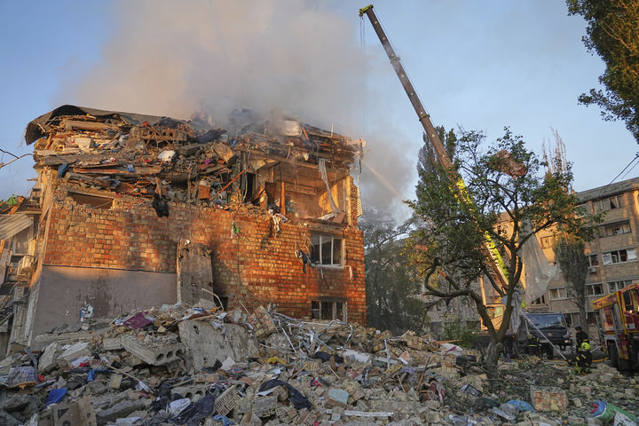 [키이우=AP/뉴시스] 28일(현지 시간) 러시아의 공습으로 크게 파손된 우크라이나 키이우의 한 주거 건물에서 연기가 피어오르고 있다. 2025.08.28.