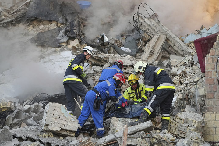 [키이우=AP/뉴시스] 28일(현지 시간) 러시아의 공격을 받은 우크라이나 키이우의 피해 건물에서 소방관들이 희생자 시신을 수습하고 있다. 2025.08.28.