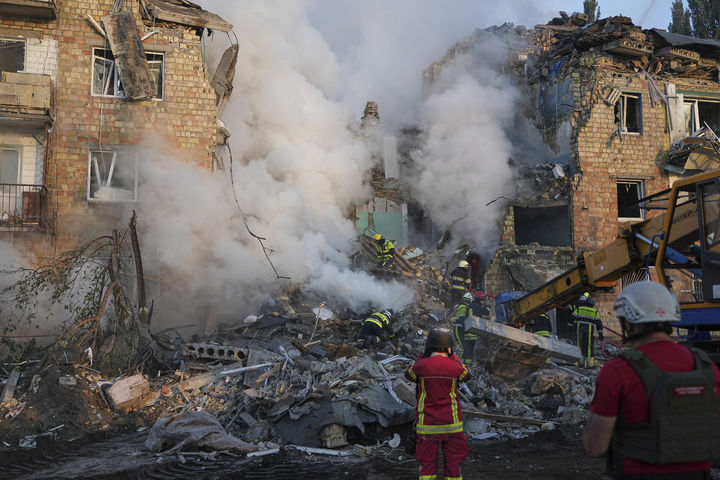 [키이우=AP/뉴시스] 러시아가 28일(현지 시간) 우크라이나 키이우 등에 대규모 야간 공습을 가해 최소 3명이 사망했다고 우크라이나 언론이 보도했다. 사진은 지난달 28일 키이우에서 소방관들이 러시아 공습을 받은 건물에서 불을 끄는 모습. 2025.09.28.