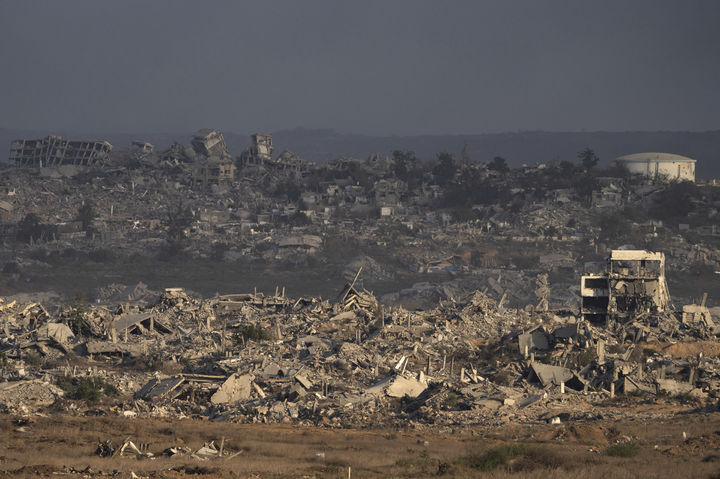 [AP/뉴시스] 지난달 28일(현지 시간) 이스라엘 남부에서 바라본 가자지구에 이스라엘군의 지상 공격 및 공습으로 건물들이 파괴돼 있다. 2025.09.01.