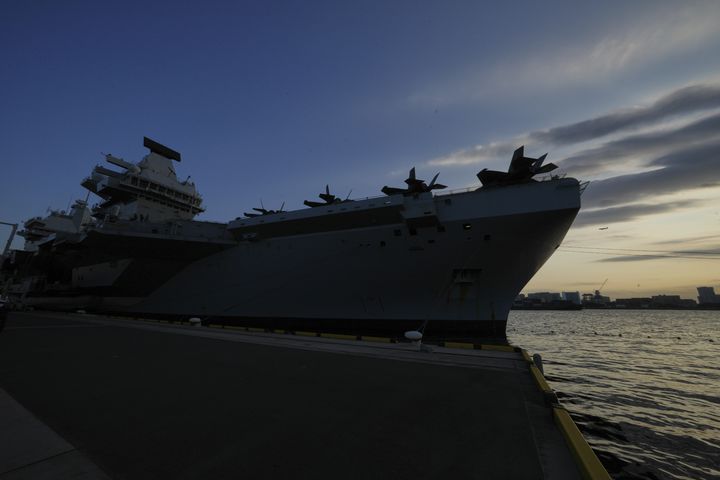 [도쿄=AP/뉴시스]영국 항공모함 HMS 프린스 오브 웨일즈가 28일 외국 항공모함으로는 최초로 도쿄 기항을 위해 도쿄항으로 들어오고 있다. 일본과 영국의 국방장관들은 이에 대해 "양국 간 깊은 전략적 연계를 보여주는 것"이라고 환영했다. 2025.08.29.