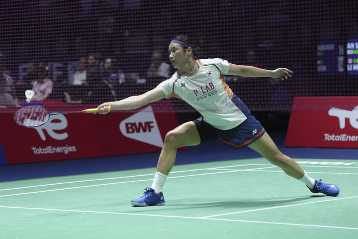 [파리=AP/뉴시스] 안세영(1위)이 28일(현지 시간) 프랑스 파리 아디다스 아레나에서 열린 2025 세계배드민턴연맹(BWF) 세계선수권대회 여자 단식 16강전 미셸 리(16위·캐나다)와 경기하고 있다. 2연패를 노리는 안세영이 2-0(21-18 21-10)으로 승리하고 8강에 올라 심유진(16위)과 4강 진출을 다툰다. 2025.08.29.