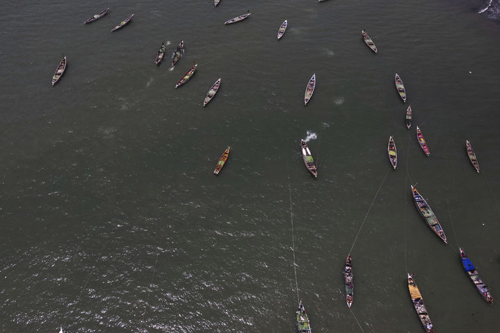 [탄지(감비아)=AP/뉴시스]3월25일 감비아 탄지에서 많은 어선들이 모여 물고기를 잡고 있다. 물고기 남획을 막기 위한 세계무역기구(WTO) 협정이 15일 발효됐다. 이 협정은 각국이 어선에 지급하는 보조금을 줄이고 세계 바다와 해양에서 야생동물의 지속가능성을 보장하는 것을 목표로 하고 있다. 2025.09.15.