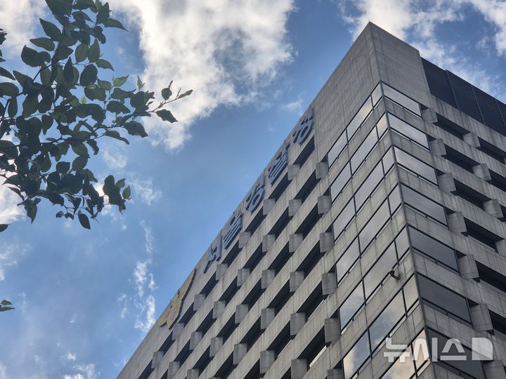 [서울=뉴시스] 이명동 기자 = 25일 오후 서울 종로구 서울경찰청 청사 외벽에 간판이 보이고 있다. 2025.08.25. ddingdong@newsis.com 