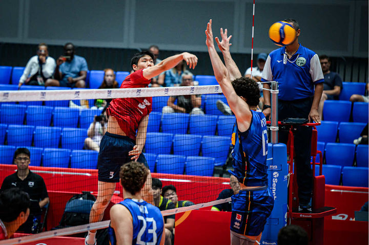 [서울=뉴시스] 한국 21세 이하(U-21) 남자 배구 대표팀이 지난 27일 중국 장먼에서 열린 이탈리아와의 2025 국제배구연맹(FIVB) U-21 세계선수권대회 16강전에서 경기를 펼치고 있다. (사진=FIVB 홈페이지 캡처) 2025.08.28. photo@newsis.com *재판매 및 DB 금지